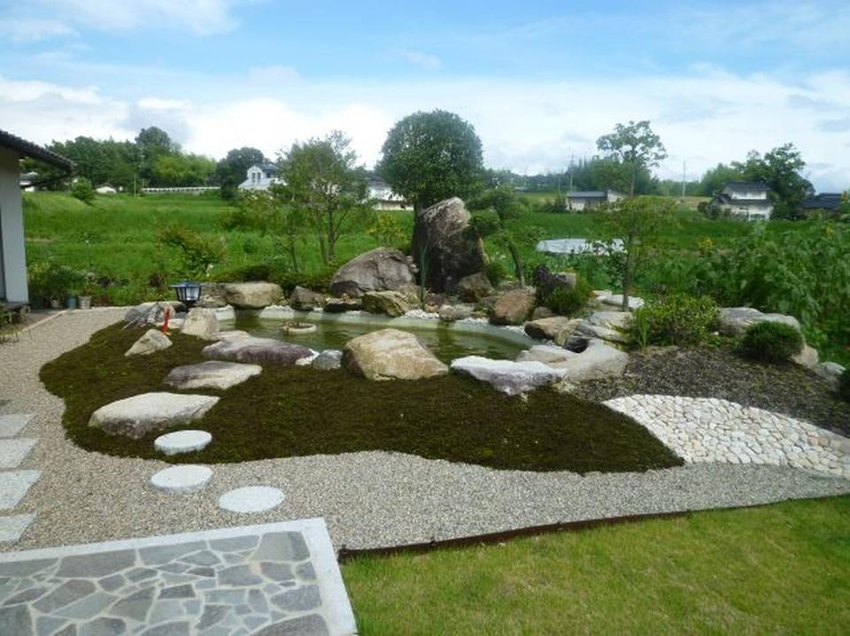 池のある庭の画像